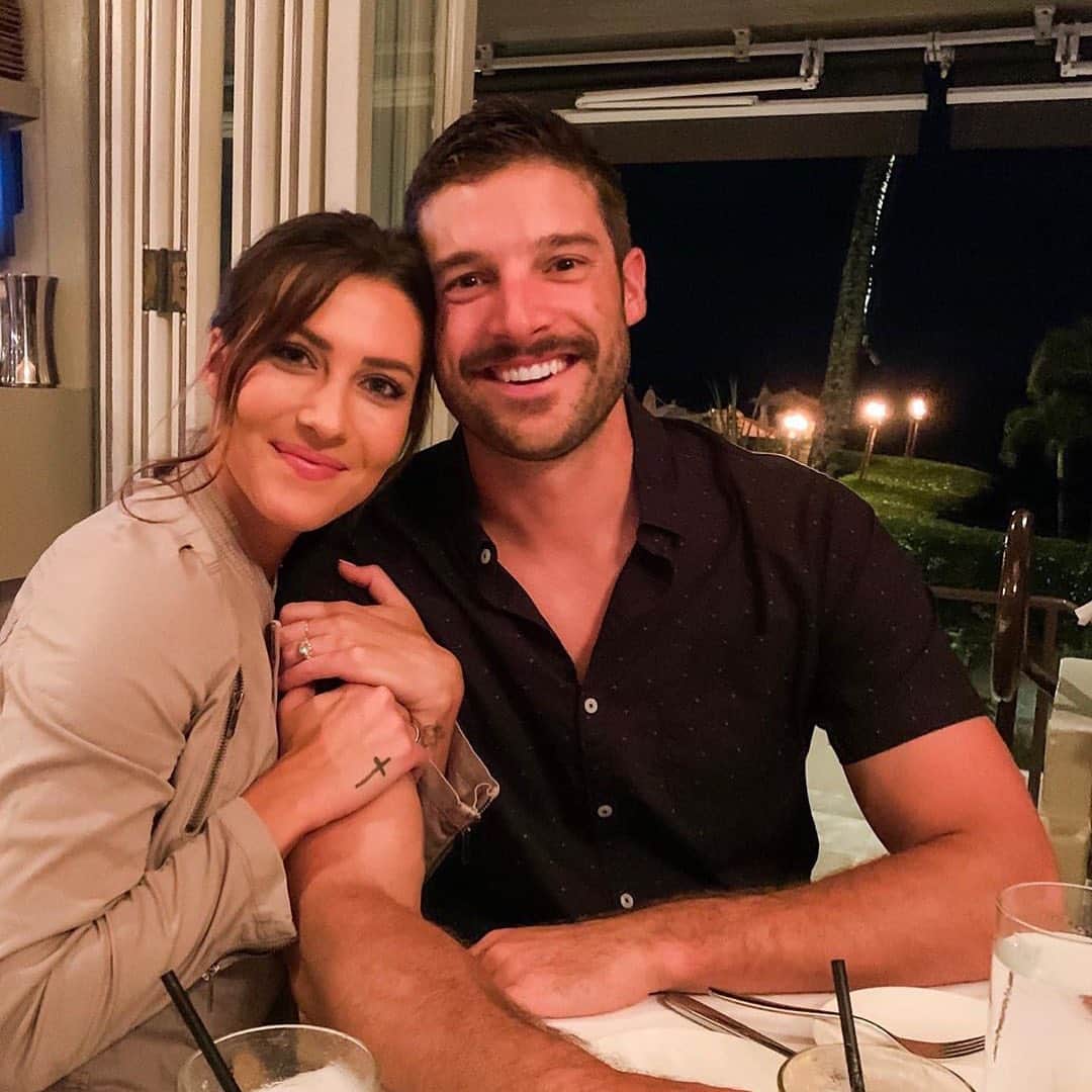 E! Onlineさんのインスタグラム写真 - (E! OnlineInstagram)「After 2 years together, #TheBachelorette's Becca Kufrin and Garrett Yrigoyen have called it quits. 🥀 Link in bio for all we know. (📷: Instagram)」8月7日 9時02分 - enews