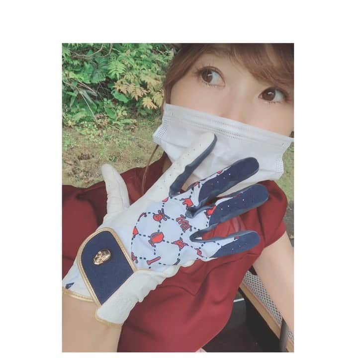 のインスタグラム：「【グローブ🧤✨】  私は手が大きめだから メンズも着用してるんだけど グローブはウェアに合わせて ます🧤✨🎽✨  これは @markandlona の メンズグローブ🧤  原色のウェアによく似合う オシャレなグローブだよー🥰💕  人のグローブも なんか見ちゃう🥰🥰🥰  #ゴルフグローブ #マークアンドロナ #ゴルフウェアコーデ #ゴルフ女子 #ゴルフ男子」