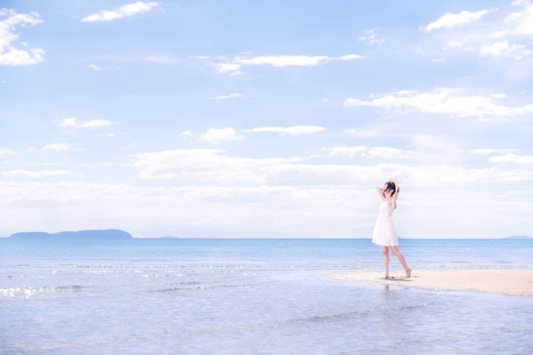 高橋さくらのインスタグラム：「* *  暑さなんてわすれちゃうよ  * * なつかしー！ 去年行った香川！  夏といえば海ですね♥ 以上、さわやかシリーズでした笑  #海 #夏 #白 #ワンピース  #水 #爽やか #青 #ポートレート #カメラマン #モデル #少女 #撮影 #splus_cameraclub  #かずさん写真部  #空」