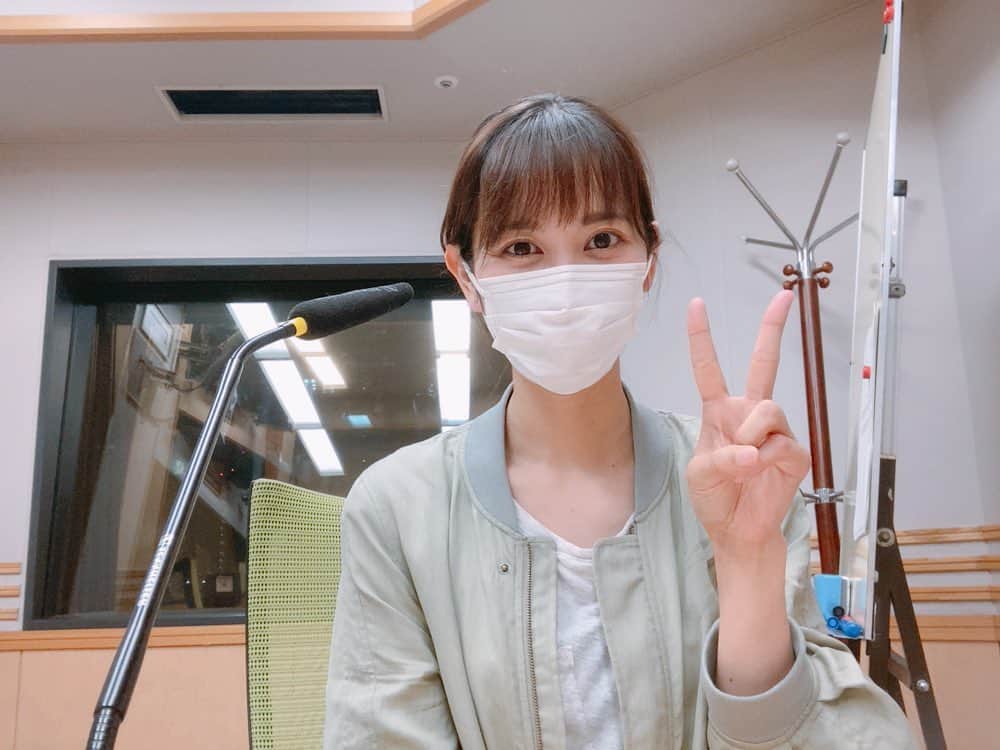 佐藤千晶のインスタグラム：「今週も走れ歌謡曲お聴きいただきありがとうございました😊  外は暑いけどスタジオはひんやりすることも。脱ぎ着しやすい上着が大活躍！ちなみに外の気温は早朝３時の時点で27度もありました…。夏バテや熱中症にも気をつけましょう！  #走れ歌謡曲 #joqr #文化放送 #ラジオ #radiko #佐藤千晶 #マスク姿で生放送が続きます。 #山川豊　さんがゲストでした❣️」
