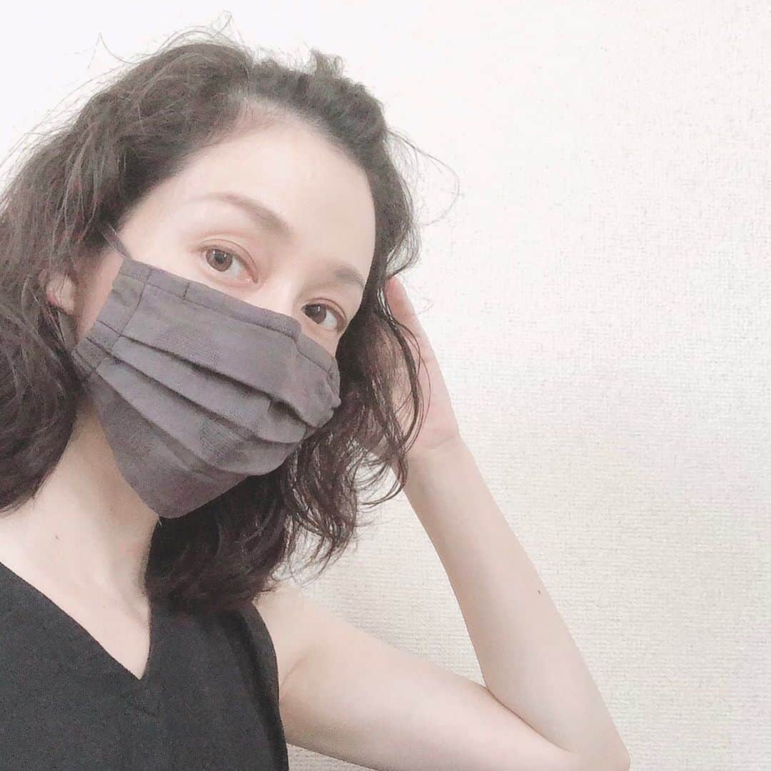 竹中友紀子のインスタグラム：「#yutsuki夏mask   手づくりマスク、一般販売させていただくことになりました^ ^  詳しくはYUTSUKI公式インスタグラムをご覧ください。 @yutsuki_official   一つ一つ手づくりしているため、お作りできる数に限りがございます。 場合によってはお時間をいただくこともあるかもしれませんが、心を込めてお作りいたします。 マスク生活を少しでも快適にお過ごしいただけますよう、YUTSUKIのマスクがお役に立てたら幸いです。  よろしくお願いいたします。」