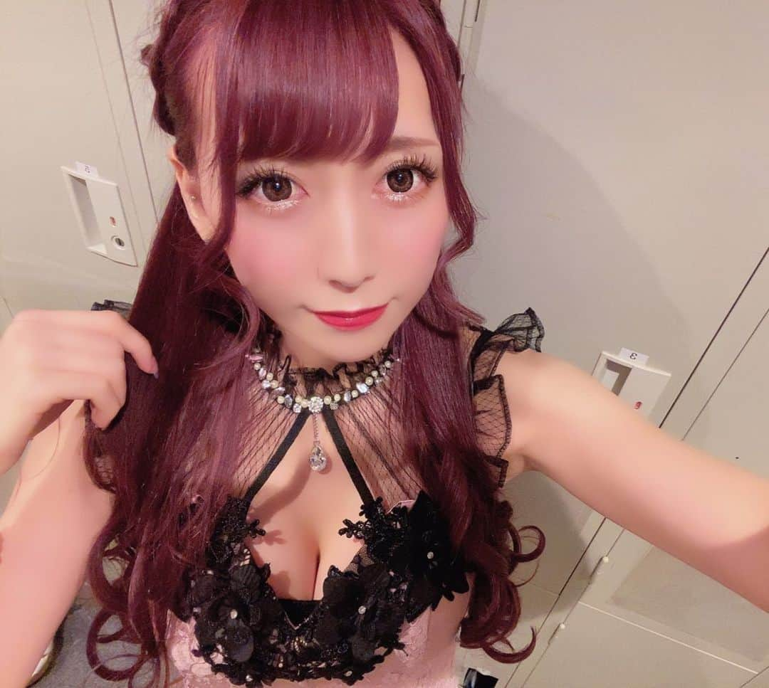 漆川しずくのインスタグラム：「月1の髪の毛のメンテナンスに行ってきました💇🏻‍♀️  いつも通り普通にカラーしようと思ったけど気分変えたくて7年ぶりにブリーチしてしまいました🤦🏻‍♀️ でも思ったより傷まなかったし何よりめちゃくちゃかわいい髪色にしてもらえて勇気出してよかった🥺って気持ち…🥺💓 ヘッドスパもトリートメントもできて幸せ💓 お家でのケアも頑張ります🥺 色落ちもたのしみだなぁ😌💜  #髪の毛染めた #ヘアカラー #へあからー #へあからーちぇんじ #ヘアカラーピンク #ヘアカラーバイオレットピンク #ヘアカラーブリーチ #ブリーチ1回 #イメチェン #キャバ #ヘアメイク #ドレス #robedefleursglossy #ローブドフルールグロッシー #miia #銀座 #六本木 #歌舞伎町 #東京」