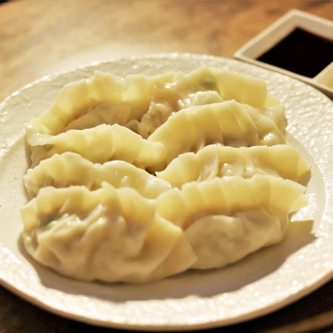 手紙社さんのインスタグラム写真 - (手紙社Instagram)「【GOOD MEETING：台湾小麦粉料理ワークショップ〜〜水ぎょうざ＆マーラーガオ編〜】﻿ ﻿ 台湾旅行で食べた、忘れらない街角の味。海外旅行に行くにはもう少しだけ時間がかかりそうな今、であればいっそのこと、この機会にあなたの得意料理にしてみませんか？﻿ ﻿ 書店「本とコーヒーtegamisha」でも人気だった『おうちで作れる台湾小麦粉料理』ワークショップを、月1回Zoomにて開催中。"粉料理界のレジェンド”とも言われる周清源シェフによるレシピを、皆さんのキッチンで再現します。講師としてお迎えするのは、台湾文化大学への留学経験もある料理研究家のりんひろこさん。またワークショップの合間には、この本の翻訳を担当された台湾出身の鈴木ジェニーさんによる現地情報もたっぷりお届けします！﻿ ﻿ 小麦粉は、冷水で練る・熱湯で練る・発酵する、油を使うなど、さまざまな生地の作り方で、その仕上がりもいろいろ。第3回は、膨張生地の「マーラーガオ」と冷水で練る生地の「水ぎょうざ」を作ります。12時に完成するので、そのままお昼ご飯にも！﻿ ﻿ ＜予定スケジュール＞﻿ 第1回　2020年6月　葱油餅&三角まん　＊終了﻿ 第2回　2020年7月　花巻＆刀削麺 　＊終了﻿ 第3回　2020年8月　水ぎょうざ＆マーラーガオ﻿ 第4回　2020年9月　マントウ２種＆焼餅﻿ 第5回　2020年10月　焼きパオズ＆クッキー﻿ 第6回　2020年11月　ダンビン＆パイナップルケーキ﻿ ﻿ ＜「おうちで作れる台湾小麦粉料理」ワークショップ・開催概要＞﻿ 日時：2020年8月23日（日）10:00〜12:00﻿ 参加費： 一般¥3,200／手紙社の部員¥3,000﻿ （税込） 受付期間：8月7日（金）12:00～8月22日（土）15:00﻿ ﻿ ▶︎詳しくは「@tegamisha」プロフィールのハイライト「GOOD MEETING」より公式サイトへ﻿ ﻿ ▶︎手紙社オンラインショップにて書籍『おうちで作れる 台湾小麦粉料理』（周清源／世界文化社）取扱中﻿ @tegamisha プロフィールのリンク「手紙社公式サイト」内「手紙社オンラインショップ」>「GOOD MEETING」からご覧いただけます。﻿ ﻿ ◎GOOD MEETINGって何？﻿ 手紙社が敬愛する作り手やお店のオーナー、書き手やパフォーマー、あらゆるジャンルの気になる方々をナビゲーターにお迎えして、オンライン上で講座やワークショップ、部活動的な集い、暮らしにまつわる情報交換を行う場です。﻿ ﻿ #手紙社#手紙舎#tegamisha#GOODMEETING#グッドミーティング#zoom#zoomレッスン#zoom講座#オンライン講座#オンラインイベント#オンライン#オンライン配信#オンライン開催#オンラインレッスン#リモート﻿ #おうちで作れる台湾小麦粉料理 #周清源 #世界文化社 #りんひろこ #鈴木ジェニー #小吃 #花巻 #刀削麺」8月7日 9時13分 - tegamisha