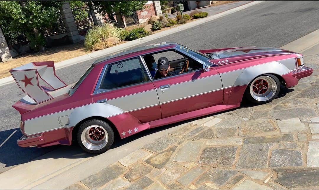 スティーブのインスタグラム：「I told Gordon @effspot I would show him how to properly drive his New bosozoku car.. all was well until I got stuck 3 wheeling it!! Twice!! Lol. Watch today’s video!! 日本の族車スタイルでアメリカでの走りは無理かも‼️笑」