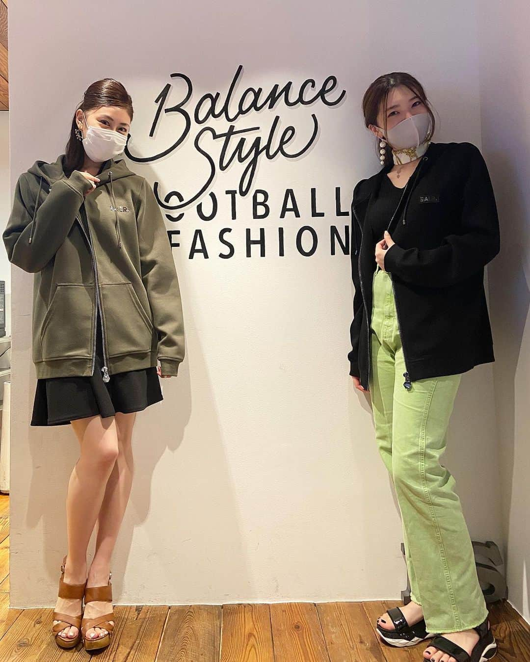 永島あゆみのインスタグラム：「👗 ・ #balr の秋冬の新作展示会に お邪魔させて頂きました♡ 女性でもかっこよく着れるお洋服も 沢山あって楽しかったです✨ オランダ🇳🇱発のブランドで形や デザインが本当に素敵で私大好きなんです！ 特にパーカーやTシャツなど女性でも大きめで 着たりお洒落にかっこよく着こなし出来るから 早く届くのが楽しみ♡ 実際に頼んだお気に入りのパーカーを着て パシャリ！！！ 今回も素敵なご縁に感謝します☺️ ありがとうございました✨ ・ #balr #展示会 #秋冬 #ファッション #ファッションコーデ #デザイン #パーカー ・ @maia_hanaki ちゃんと一緒に観れて お洒落なれいなにアドバイス頂きながら 選んだのもあるので☺️ 届いたらまたご紹介しますね♪♪ ・ #華妃まいあ ちゃん #宝塚歌劇団  #宙組 #同期 #❤︎」