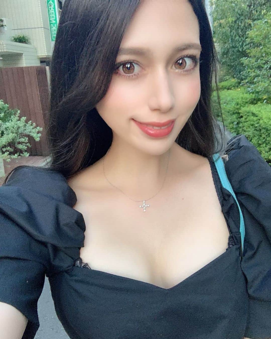 のインスタグラム：「. あっっっっつい . 満員電車つらみ。 密すぎるよこれ、、、 . みんなちゃんと水分とってね😌😌」