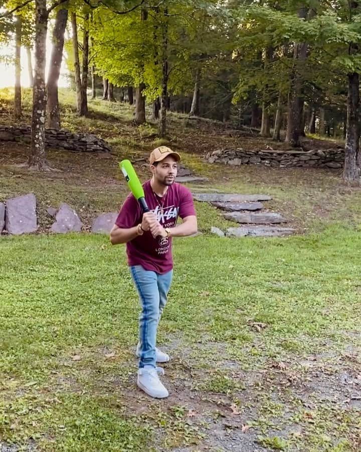 ダーウィンのインスタグラム：「I’m bad at baseball but I got a lucky hit 🥳 and yeah that was a kids baseball bat 😔 Lol」