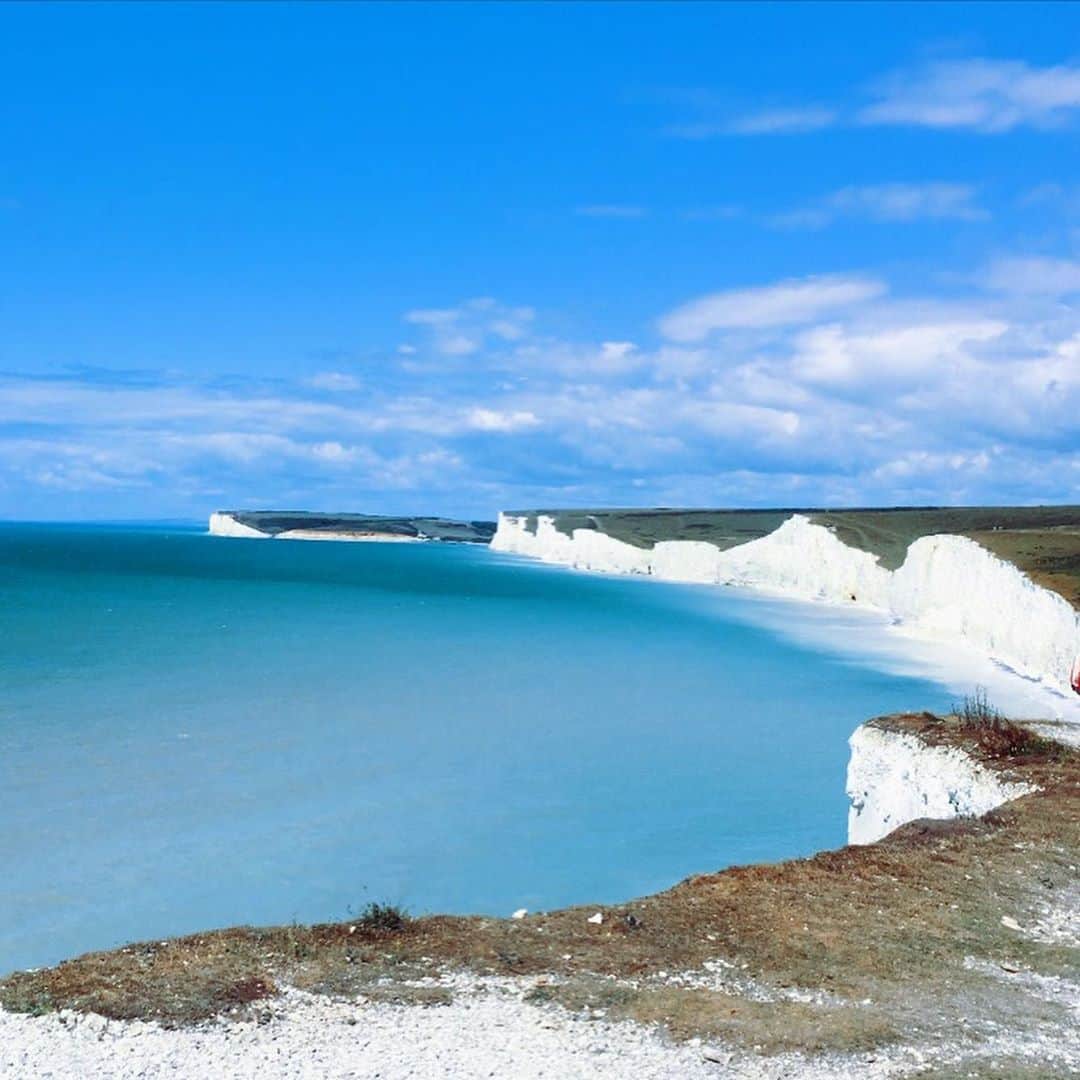 Yu-kiのインスタグラム：「ロンドンから南に位置する真っ白な崖が有名なSeven sisters。これまで一度も絶景というものを見たことなかったんだけど、自然の凄さと迫力にただただ感動した。柵とか一切なくて上から普通に見下ろせるし(3枚め)、天気よくてこの崖沿いでピクニック始めちゃってたし、ビーチでみんな身体焼いてるし、自由な国だなと、そんなとこが改めてイギリスの好きなとこ😎コロナで海外行けないから、これを機に国内もっといろいろ行ってみたい🇬🇧#sevensisters#unitedkingdom」