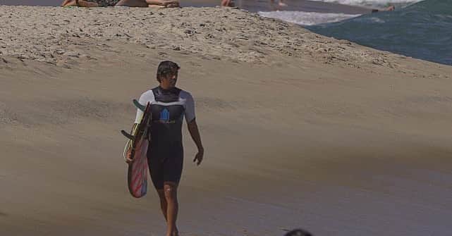 ミグエル・プッポのインスタグラム：「Quem aí também curte aquele surf de biquilha!?🙋🏾‍♂️🌊🙏 (🎥: @henriquepinguim )」