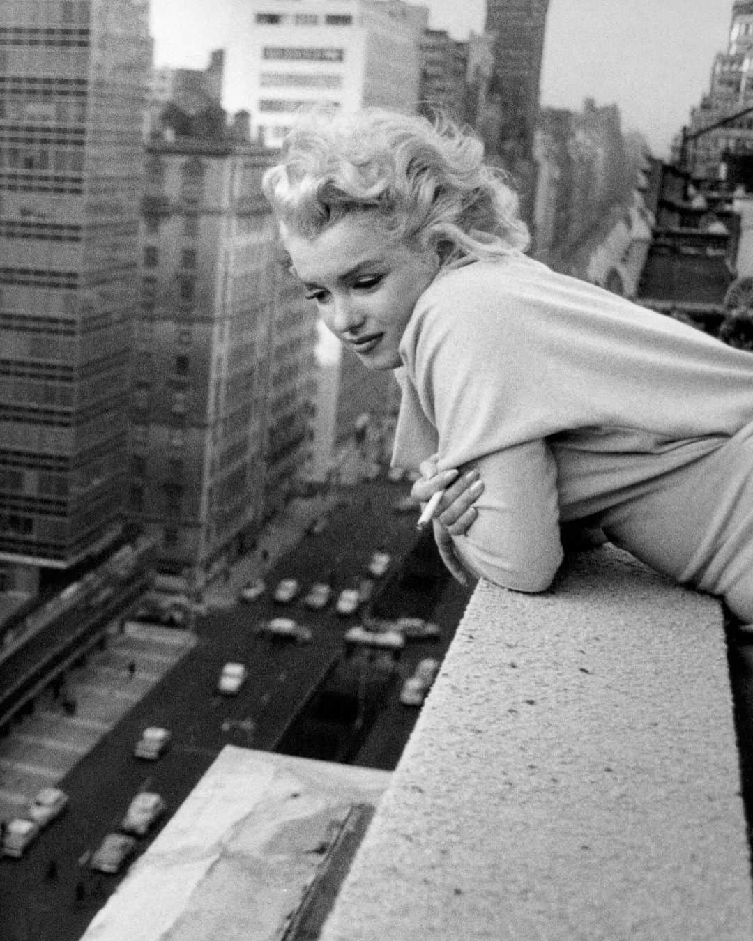 マリリン・モンローさんのインスタグラム写真 - (マリリン・モンローInstagram)「Marilyn on top of the Ambassador Hotel in New York City, 1955. Angel was in deep thoughts🖤」8月7日 9時44分 - welovemarilyn