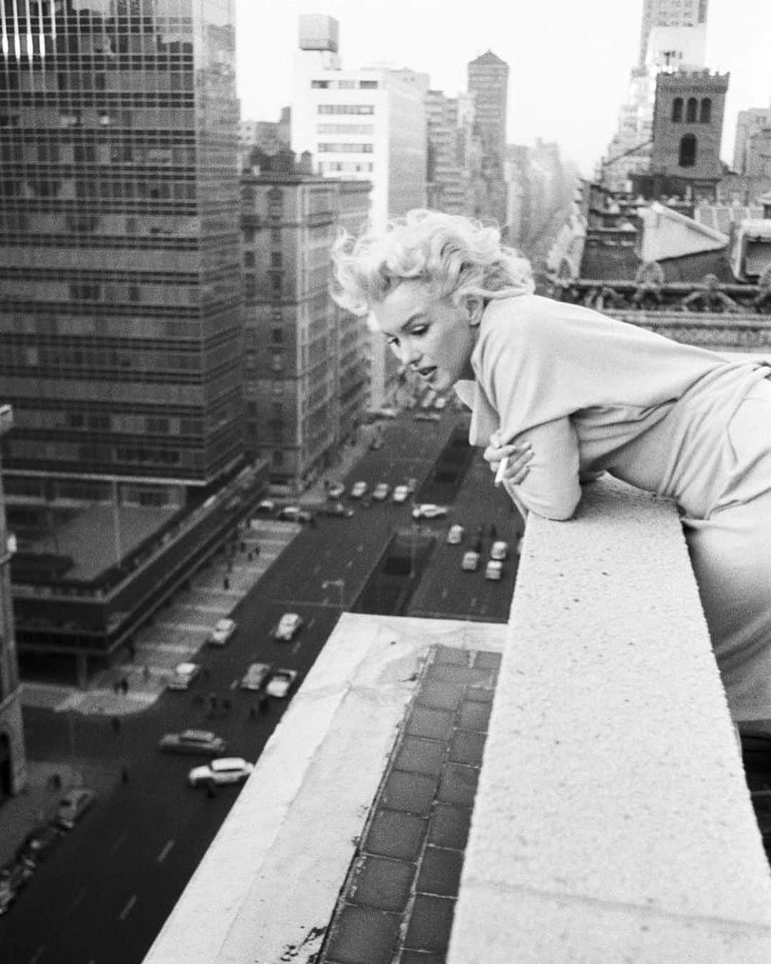 マリリン・モンローさんのインスタグラム写真 - (マリリン・モンローInstagram)「Marilyn on top of the Ambassador Hotel in New York City, 1955. Angel was in deep thoughts🖤」8月7日 9時44分 - welovemarilyn