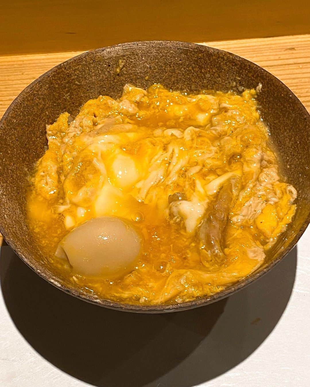 秋山具義さんのインスタグラム写真 - (秋山具義Instagram)「『七鳥目』のシメの親子丼は名作中の名作ですが、最近は中華そばもどんどん進化していて、まだ試作という鶏ワンタンがトゥルントゥルンでめちゃくちゃ美味しかった！！！﻿ ﻿ #七鳥目 #具義焼鳥2020 #具義ラーメン2020 #具義丼2020」8月7日 9時58分 - gugitter