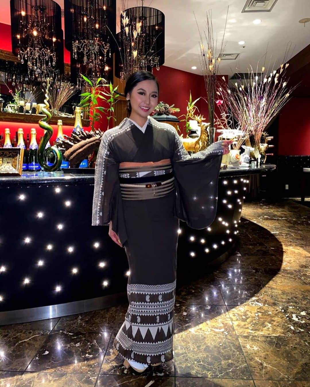 のインスタグラム：「@shitohisayo 先生の👘を着て、 表参道のFRANZUYAで🥂  #kimono #yukata #modern #japan #japanese #dinner #franzuya #omotesando #beautiful #restaurant #着物 #浴衣 #浴衣ヘアアレンジ #ディナー #表参道 #素敵なレストラン」
