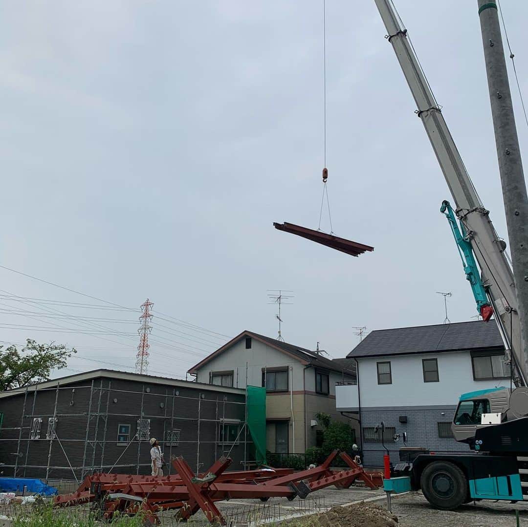 長縄建築株式会社のインスタグラム：「きょは鉄骨倉庫の建て方です✨ 梅雨の長雨でギリギリになりましたが何とか間に合いました😊  #NAGANAWAKENCHIKU #新築工事 #鉄骨工事 #大工 #匠の技 #名古屋市 #春日井市 #北名古屋市 #名古屋  リフォーム #リフォーム #リノベーション #住宅#建築 #住宅リフォーム #3代目👷 #スタッフ募集 #architecture  #instagood」