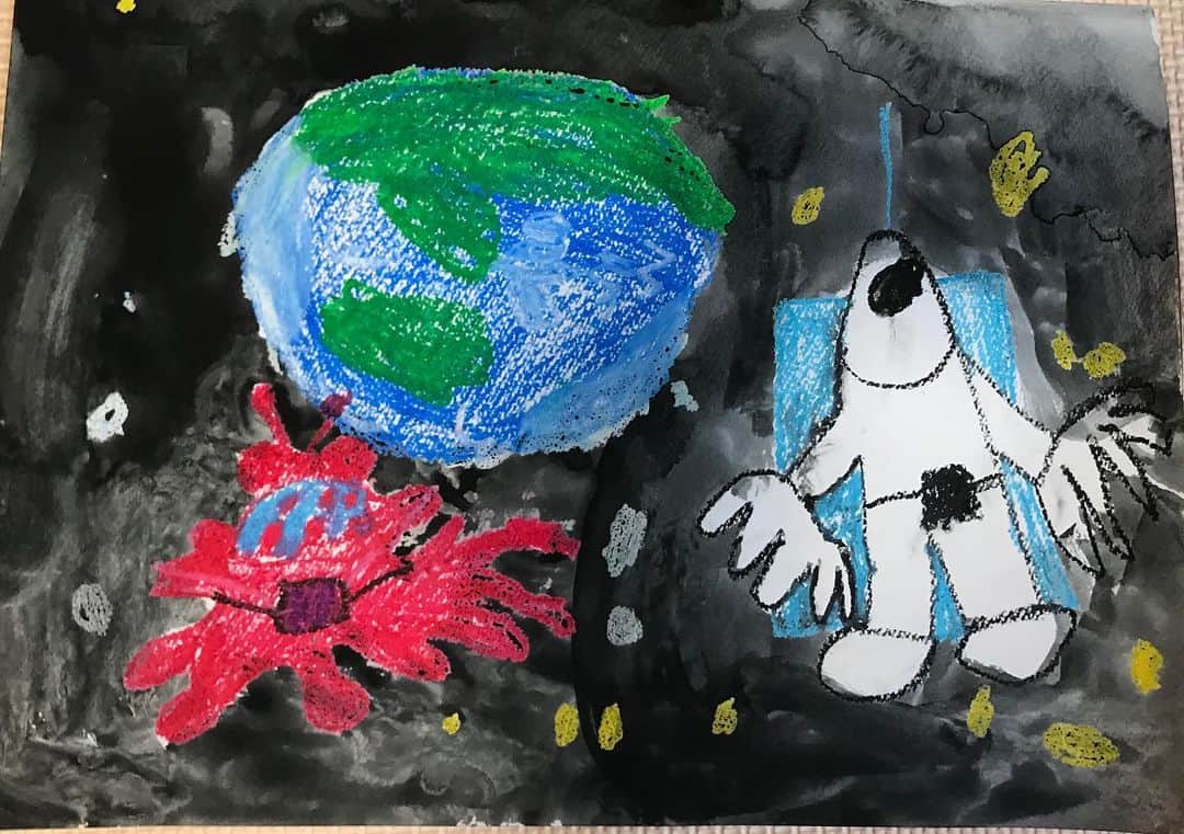 尾木直樹さんのインスタグラム写真 - (尾木直樹Instagram)「４歳のお孫ちゃんは最近，宇宙に興味津々。宇宙人がわからない、描けないと，泣いてました。地球・宇宙飛行士、赤いのがタコ🐙のような宇宙人だそうです(^｡^) ｰ #４歳のお孫ちゃん#宇宙を描く#宇宙飛行士#宇宙人#タコ🐙#尾木ママ　海の日記念に#地球儀　#プレゼント のせいかしら？#楽しい子どもの世界#びっくり‼️宇宙人の赤いタコ🐙マスクしてます！！」8月7日 9時54分 - oginaoki_ogimama