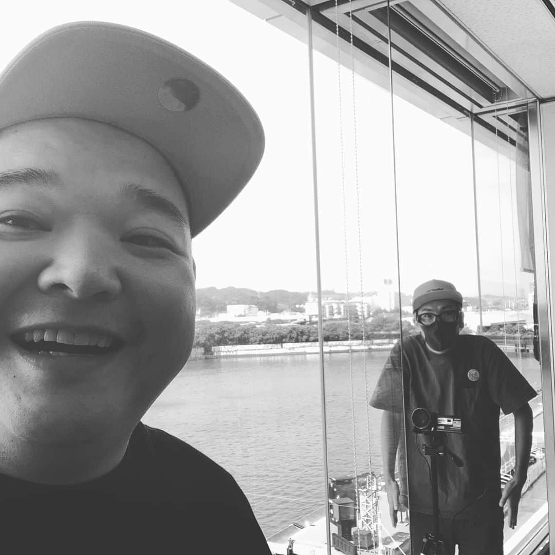 内山信二のインスタグラム：「‪おはようございます☀‬  ‪今日も暑い〜😵💦‬  ‪このあと10時からボートレース多摩川で裏どちゃんこTV📺を配信‼️‬  ‪https://youtu.be/ntKJmYBBARc‬  ‪是非観てくださ〜い😆‬  ‪#ボートレース多摩川‬ ‪#レディースチャンピオン‬ ‪#YouTubeLive ‬ #裏どちゃんこTV #予想 #内山信二 #中川おさむ」