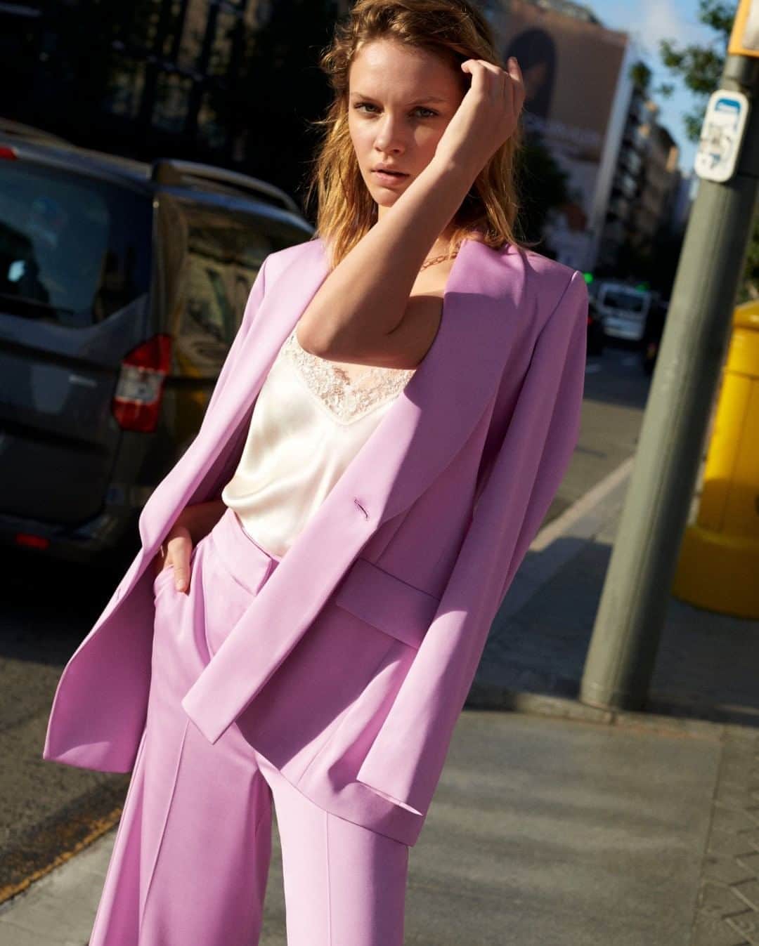 のインスタグラム：「Last day at the office? Choose a colourful looks which can survive a super busy day 📱 🖥 🖱  >> discover our sale selection on iblues.it」