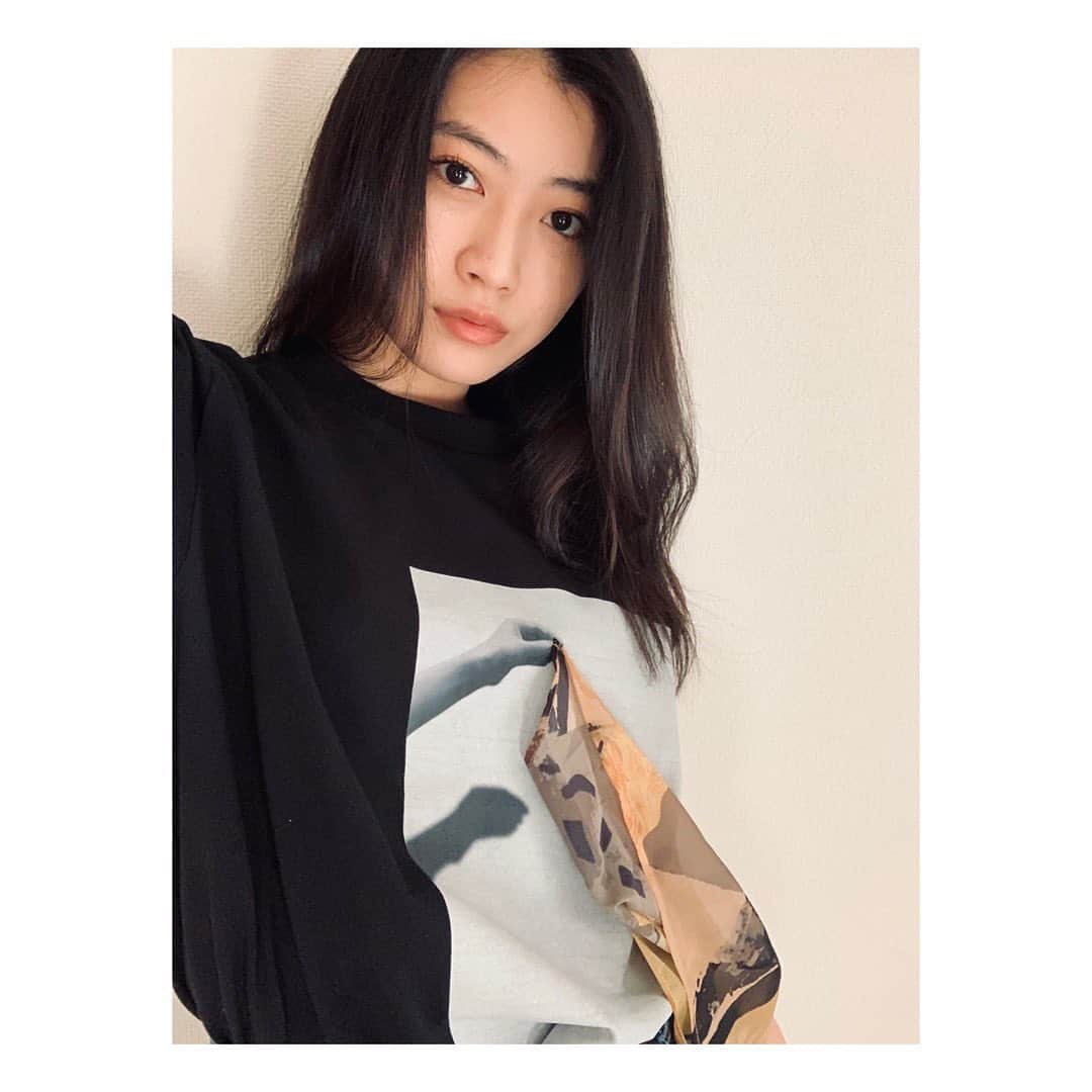 安田聖愛さんのインスタグラム写真 - (安田聖愛Instagram)「私の二択はいつも白か黒。﻿ ﻿ 他で新しい白Tゲットしたから、これは黒で。﻿ ﻿ スカーフついた、いかしたTシャツ。﻿ ﻿ #amerivintage #ameri﻿ #Tシャツ　#白か黒か﻿ #どうしてもこの二択」8月7日 15時29分 - seiayasuda