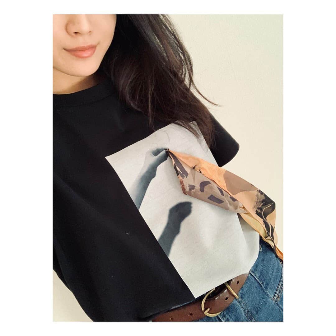 安田聖愛さんのインスタグラム写真 - (安田聖愛Instagram)「私の二択はいつも白か黒。﻿ ﻿ 他で新しい白Tゲットしたから、これは黒で。﻿ ﻿ スカーフついた、いかしたTシャツ。﻿ ﻿ #amerivintage #ameri﻿ #Tシャツ　#白か黒か﻿ #どうしてもこの二択」8月7日 15時29分 - seiayasuda