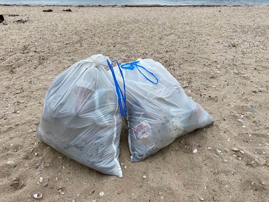 ブリジット・モイナハンさんのインスタグラム写真 - (ブリジット・モイナハンInstagram)「Same beach.  Different day.  New items washed up.  Thanks for inspiring the clean up @araks_yeramyan  #arakssummercleanup #anywheretrash #pickitup.  You can too from wherever you are, by picking up litter on your next run / walk / ride / whatever.⁠⠀」8月7日 10時16分 - bridgetmoynahan