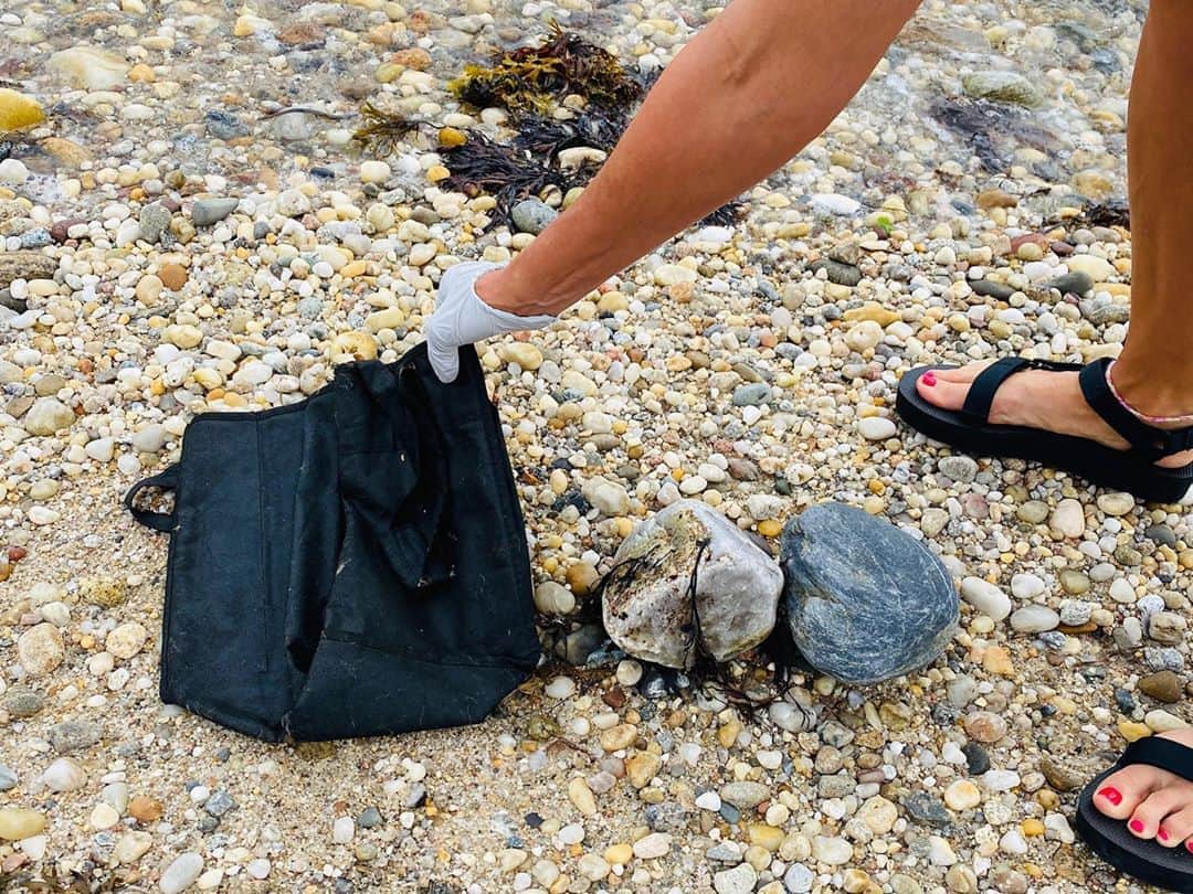 ブリジット・モイナハンさんのインスタグラム写真 - (ブリジット・モイナハンInstagram)「Same beach.  Different day.  New items washed up.  Thanks for inspiring the clean up @araks_yeramyan  #arakssummercleanup #anywheretrash #pickitup.  You can too from wherever you are, by picking up litter on your next run / walk / ride / whatever.⁠⠀」8月7日 10時16分 - bridgetmoynahan