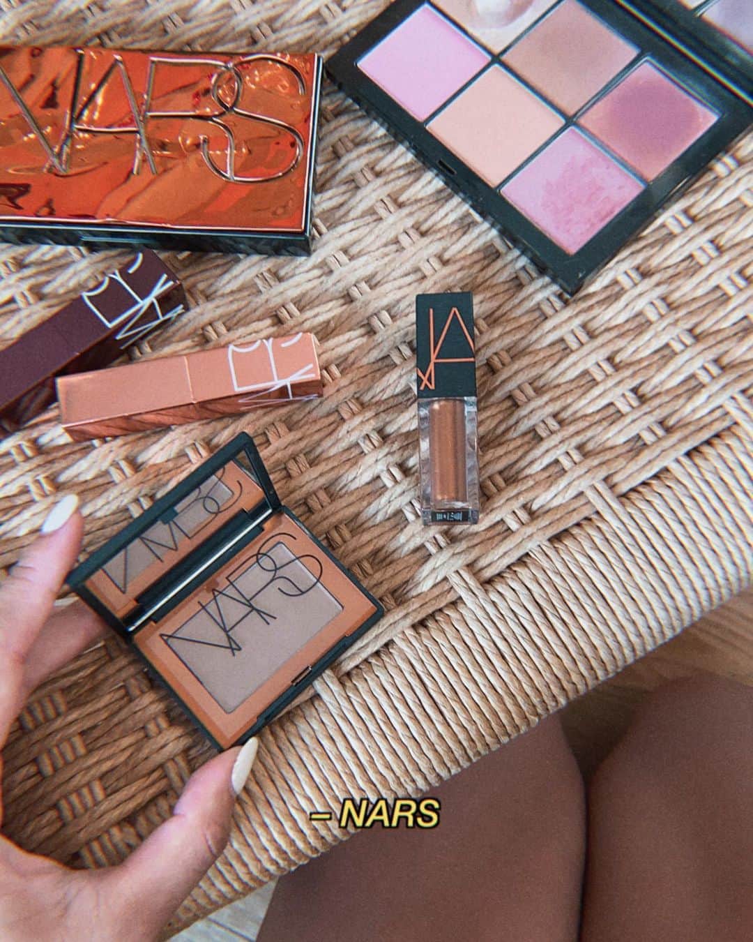 小竹麻美のインスタグラム：「だいすき @narsissist より❤️ 8月9日に発売されるミニラグナリップ＆チークデュオ💎まさにこんなアイテム待ってましたなアイテム（真ん中の2つです♡）ブロンズなカラーがかわいすぎる！ だれか今ドキラテ肌メイク教えてください🥺💓 . #ミニラグナリップアンドチークデュオ #ミニラグナ #nars#narspartner#narsissist」
