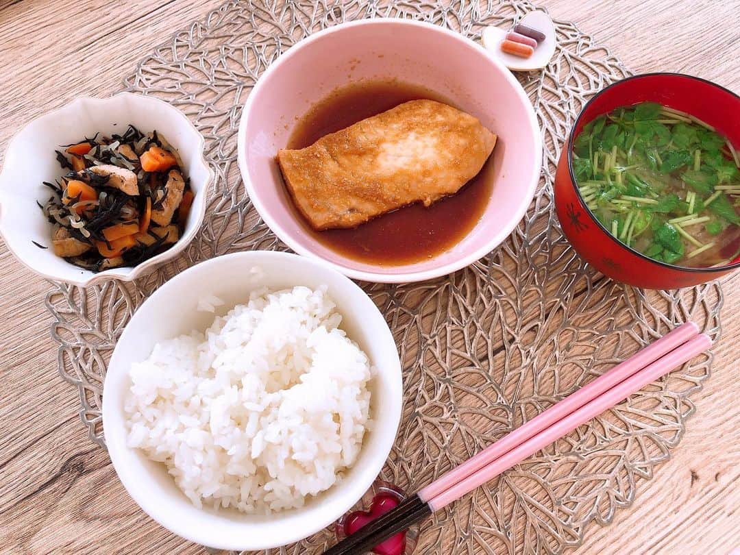 西村紗也香さんのインスタグラム写真 - (西村紗也香Instagram)「.﻿ #きょうのさやかごはん﻿ 7/22(水)﻿ #朝ごはん﻿ 朝から松盛さんの素麺😍❤️﻿ 鶏ハツの煮物が主菜！﻿ ﻿ #昼ごはん﻿ カジキの煮付け🐟﻿ ﻿ #夜ごはん ※写真なし﻿ ジム行ってヨガ行って﻿ 終わってから友達とイタリアン🍝🍻﻿ ﻿ 7/23(木)﻿ #朝ごはん﻿ 母が焼いてくれた米粉のバナナパン🍌﻿ ﻿ #昼ごはん﻿ 蒟蒻麺と中華麺のハーフ&ハーフで﻿ 冷やし中華✨﻿ 麺類のときは、栄養バランスが偏りやすいので﻿ おかずは魚のメニューを入れるように意識します♡﻿ デザートに佐藤錦🍒﻿ ﻿ #夜ごはん﻿ 豆腐ハンバーグと鶏ハツ🐔﻿ ﻿ 7/24(金)﻿ #朝ごはん﻿ ポークピッツと卵のソテーみたいなもの☺️﻿ デザートにキウイ🥝﻿ ﻿ #昼ごはん ※写真なし﻿ 回転寿司でひたすら海老🦐﻿ ﻿ #夜ごはん﻿ ハツ、レバー、キムチ、ユッケジャンスープ﻿ 焼き野菜、ハラミ少し、ご飯🍚﻿ ﻿ ﻿ ﻿ ﻿ ﻿ ﻿ ﻿ #食事記録 #食べて痩せる #痩せる #痩せる食べ方 #痩せる方法 #リバウンドしないダイエット #リバウンド #ご飯を食べて痩せる #栄養管理 #食事管理 #コロナ太り #ダイエット #ダイエット仲間募集 #インスタダイエット #diet #おうちごはん」8月7日 10時16分 - _sayakanishimura_