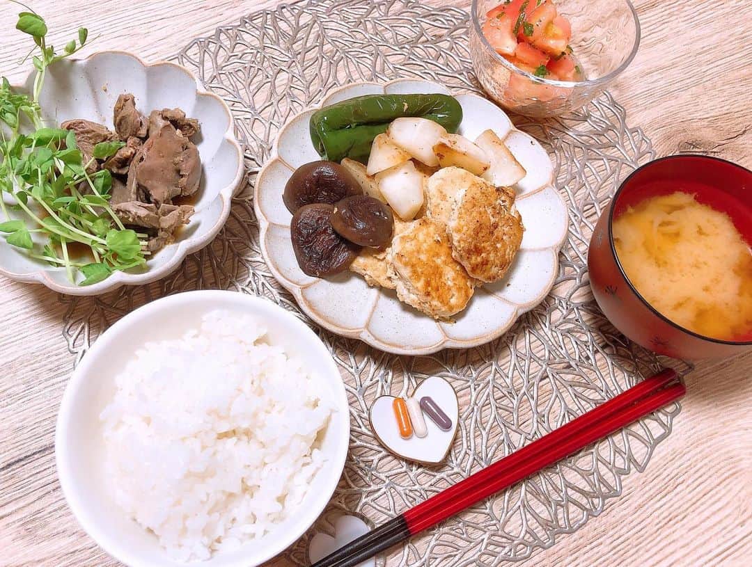 西村紗也香さんのインスタグラム写真 - (西村紗也香Instagram)「.﻿ #きょうのさやかごはん﻿ 7/22(水)﻿ #朝ごはん﻿ 朝から松盛さんの素麺😍❤️﻿ 鶏ハツの煮物が主菜！﻿ ﻿ #昼ごはん﻿ カジキの煮付け🐟﻿ ﻿ #夜ごはん ※写真なし﻿ ジム行ってヨガ行って﻿ 終わってから友達とイタリアン🍝🍻﻿ ﻿ 7/23(木)﻿ #朝ごはん﻿ 母が焼いてくれた米粉のバナナパン🍌﻿ ﻿ #昼ごはん﻿ 蒟蒻麺と中華麺のハーフ&ハーフで﻿ 冷やし中華✨﻿ 麺類のときは、栄養バランスが偏りやすいので﻿ おかずは魚のメニューを入れるように意識します♡﻿ デザートに佐藤錦🍒﻿ ﻿ #夜ごはん﻿ 豆腐ハンバーグと鶏ハツ🐔﻿ ﻿ 7/24(金)﻿ #朝ごはん﻿ ポークピッツと卵のソテーみたいなもの☺️﻿ デザートにキウイ🥝﻿ ﻿ #昼ごはん ※写真なし﻿ 回転寿司でひたすら海老🦐﻿ ﻿ #夜ごはん﻿ ハツ、レバー、キムチ、ユッケジャンスープ﻿ 焼き野菜、ハラミ少し、ご飯🍚﻿ ﻿ ﻿ ﻿ ﻿ ﻿ ﻿ ﻿ #食事記録 #食べて痩せる #痩せる #痩せる食べ方 #痩せる方法 #リバウンドしないダイエット #リバウンド #ご飯を食べて痩せる #栄養管理 #食事管理 #コロナ太り #ダイエット #ダイエット仲間募集 #インスタダイエット #diet #おうちごはん」8月7日 10時16分 - _sayakanishimura_
