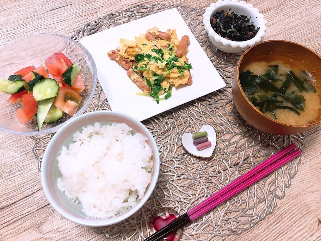 西村紗也香さんのインスタグラム写真 - (西村紗也香Instagram)「.﻿ #きょうのさやかごはん﻿ 7/22(水)﻿ #朝ごはん﻿ 朝から松盛さんの素麺😍❤️﻿ 鶏ハツの煮物が主菜！﻿ ﻿ #昼ごはん﻿ カジキの煮付け🐟﻿ ﻿ #夜ごはん ※写真なし﻿ ジム行ってヨガ行って﻿ 終わってから友達とイタリアン🍝🍻﻿ ﻿ 7/23(木)﻿ #朝ごはん﻿ 母が焼いてくれた米粉のバナナパン🍌﻿ ﻿ #昼ごはん﻿ 蒟蒻麺と中華麺のハーフ&ハーフで﻿ 冷やし中華✨﻿ 麺類のときは、栄養バランスが偏りやすいので﻿ おかずは魚のメニューを入れるように意識します♡﻿ デザートに佐藤錦🍒﻿ ﻿ #夜ごはん﻿ 豆腐ハンバーグと鶏ハツ🐔﻿ ﻿ 7/24(金)﻿ #朝ごはん﻿ ポークピッツと卵のソテーみたいなもの☺️﻿ デザートにキウイ🥝﻿ ﻿ #昼ごはん ※写真なし﻿ 回転寿司でひたすら海老🦐﻿ ﻿ #夜ごはん﻿ ハツ、レバー、キムチ、ユッケジャンスープ﻿ 焼き野菜、ハラミ少し、ご飯🍚﻿ ﻿ ﻿ ﻿ ﻿ ﻿ ﻿ ﻿ #食事記録 #食べて痩せる #痩せる #痩せる食べ方 #痩せる方法 #リバウンドしないダイエット #リバウンド #ご飯を食べて痩せる #栄養管理 #食事管理 #コロナ太り #ダイエット #ダイエット仲間募集 #インスタダイエット #diet #おうちごはん」8月7日 10時16分 - _sayakanishimura_