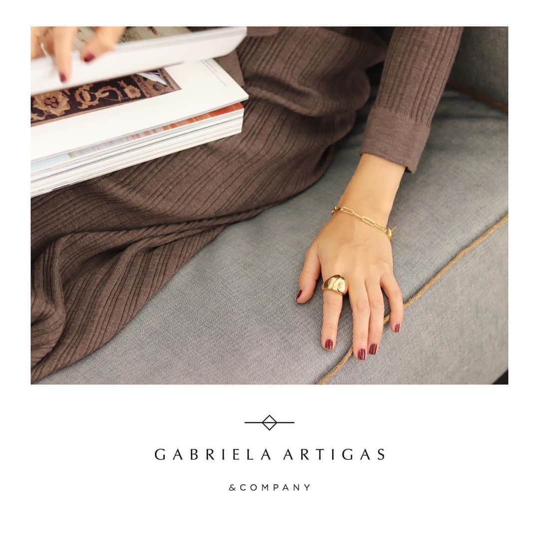 のインスタグラム：「〝Gabriela Artigas〟﻿ 8/7fri.ON SALE！﻿ ﻿ 待望入荷！﻿ Plageでは定番となるジュエリーブランド﻿ 「ガブリエラ アルティガス」﻿ 今季は別注アイテムも入荷！﻿ 日常を華やかに長く愛用できるジュエリーが揃います。﻿ ﻿ ・チェーンブレスレット(代官山/有楽町/名古屋/WEB限定)﻿ ¥38,000+tax﻿ ・リング﻿ ¥33,000+tax  #Plage #プラージュ #baycrews #fashion  #coordinate #GabrielaArtigas」