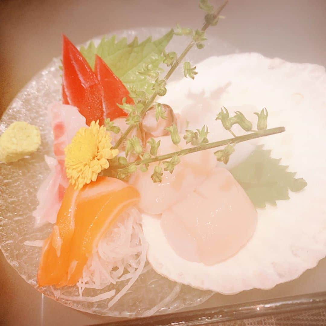 青木美香さんのインスタグラム写真 - (青木美香Instagram)「浅草忍者屋敷さんでお食事🍴 @ninjayashiki888  農園野菜氷山盛り、旬魚の玉手箱、バクダン、かぐや姫のウニ騎牛を食べました😋 お野菜もお魚も美味しい🥰  食べる前に忍術をかけてくれて楽しかった✨  デートやファミリーで行くと素敵な思い出ができると思います♡  #忍者屋敷 #浅草忍者屋敷 #浅草グルメ #浅草デート #浅草観光 #浅草食事 #浅草ディナー #pr #トリドリベース」8月7日 10時25分 - aokimikaa