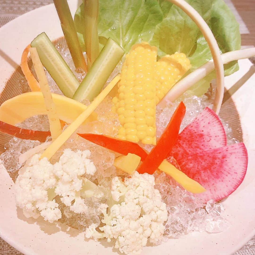 青木美香さんのインスタグラム写真 - (青木美香Instagram)「浅草忍者屋敷さんでお食事🍴 @ninjayashiki888  農園野菜氷山盛り、旬魚の玉手箱、バクダン、かぐや姫のウニ騎牛を食べました😋 お野菜もお魚も美味しい🥰  食べる前に忍術をかけてくれて楽しかった✨  デートやファミリーで行くと素敵な思い出ができると思います♡  #忍者屋敷 #浅草忍者屋敷 #浅草グルメ #浅草デート #浅草観光 #浅草食事 #浅草ディナー #pr #トリドリベース」8月7日 10時25分 - aokimikaa