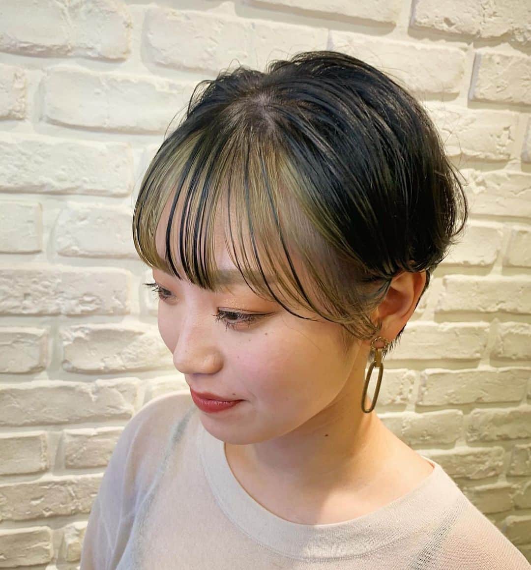 hair_ISMさんのインスタグラム写真 - (hair_ISMInstagram)「#repost @kaneki_takuya via @PhotoAroundApp  大人気❗️ フロント インナーカラー😊✨ ・ 今の髪型に飽きた方、 是非、挑戦してみませんか？ ・ ・ 僕の女性のお客様は、 圧倒的にショートヘアの方が多いです😊 ・ 是非、1度カットさせて下さい✨ クセになりますよ😎 ・ 当日予約も大丈夫です🙆‍♂️ ISM 北千住 11:00〜19:00 お電話でのご予約は 03-3879-2339 まで お願い致します。 ・#北千住 #ISM北千住 #金木拓也#HAIR#東京 #美容師 #美容学生  #ショートヘア  #ヘアスタイル #haircolor #メッシュ #ヘアアレンジ #ショートボブ　#ハイライト #sexy #l4l #f4f #ootd#ブリーチ  #インナーカラー #髪型　#Instagram #いいね返し#instagood #love #japan  #ボブ #cute #likeforfollow」8月7日 10時17分 - hair_ism