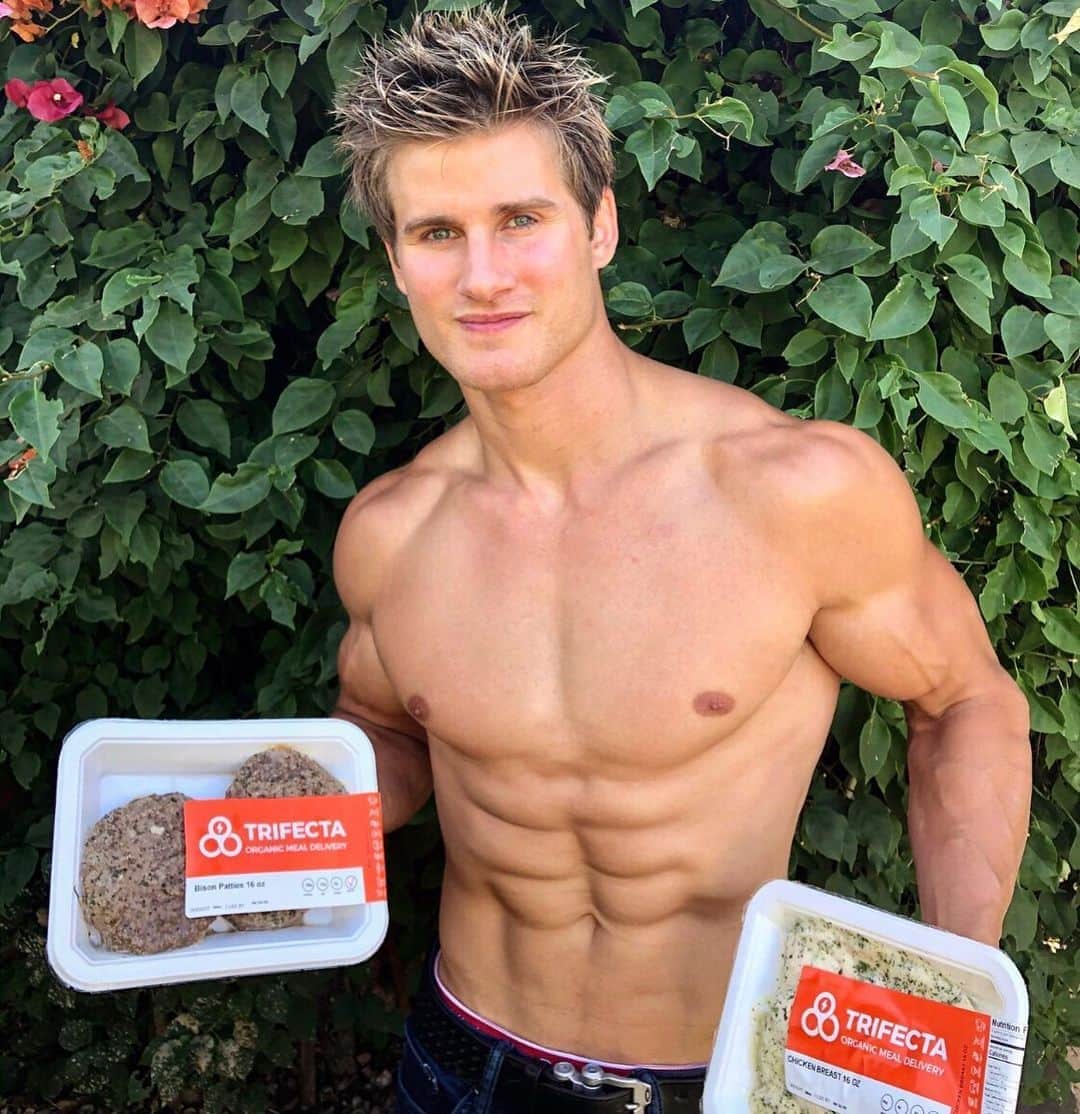 セージ・ノースカットのインスタグラム：「The best thing about Trifecta is that it let’s me keep my diet sharp! With my busy training schedule, it allows me to eat on the go and keep it clean! It’s been a great addition to my intense training schedule!」