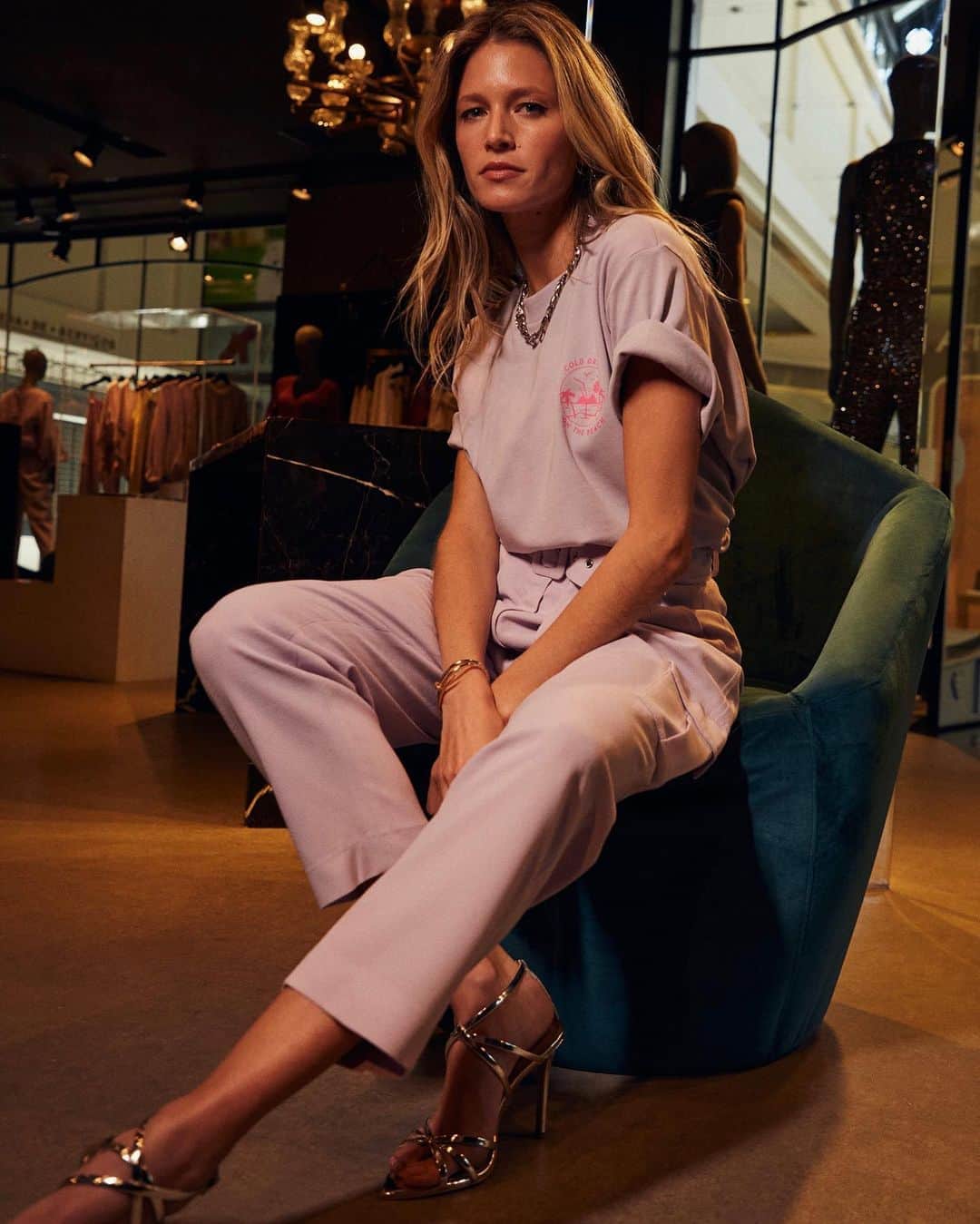 ロザ チャのインスタグラム：「SUMMER 21: @helenabordon apostou no lilás - um dos destaques da nova coleção - para compor um look monocromático comfy & cool! Descubra estes e outros lançamentos nas lojas e no site, e entre no mood da estação. #summer #rosacha」