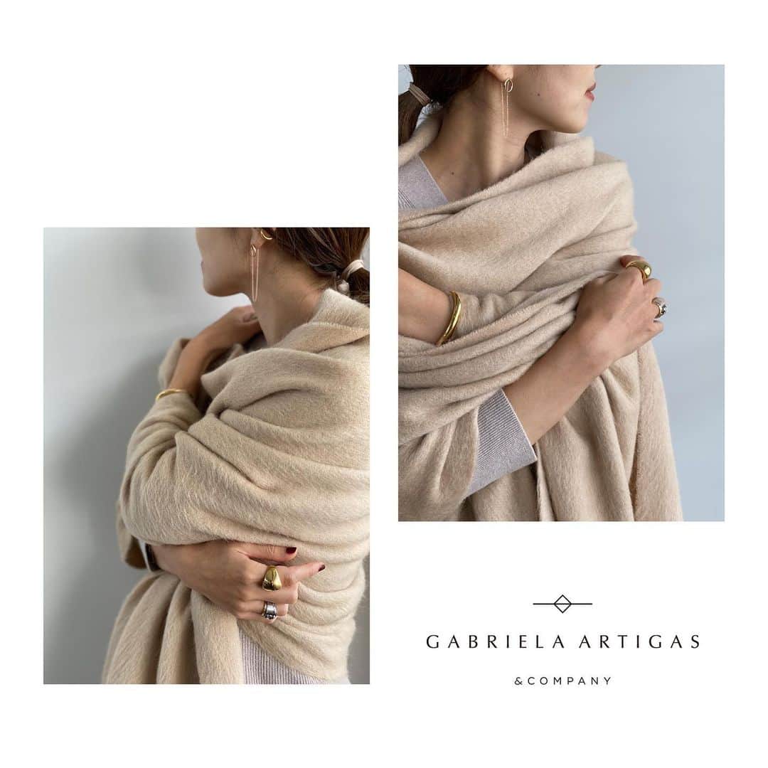 のインスタグラム：「〝Gabriela Artigas〟﻿ 8/7fri.ON SALE！﻿ ﻿ 待望入荷！﻿ Plageでは定番となるジュエリーブランド﻿ 「ガブリエラ アルティガス」﻿ 今季は別注アイテムも入荷！﻿ 日常を華やかに長く愛用できるジュエリーが揃います。﻿ ﻿ 左から時計回りに﻿ ・バングル(代官山/有楽町/名古屋限定)﻿ ¥41,000+tax﻿ ・リング(代官山限定)﻿ ¥33,000+tax﻿ ・別注ピアス(全店販売)﻿ 各¥28,000+tax﻿ ・イヤーカフ(全店販売)﻿ ¥24,000+tax﻿ ﻿  #Plage #プラージュ #baycrews #fashion  #coordinate #gabrielaartigas  #gabrielaartigasjewelry」