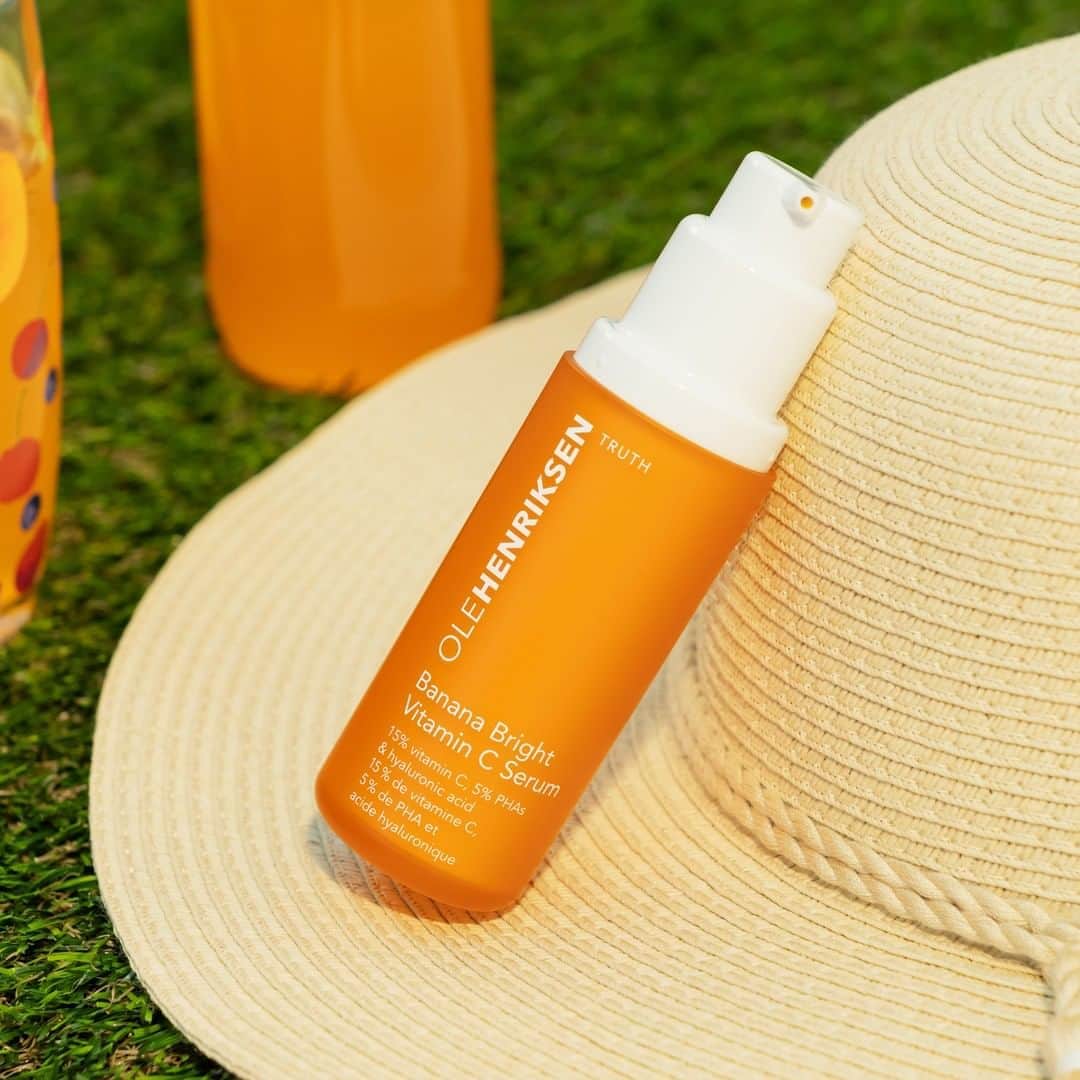 のインスタグラム：「The perfect combo: Banana Bright Vitamin C Serum + your fave summer floppy hat 👒Who else has these two on repeat this summer? 🙋🏻‍♂️🙋🏽 - This serum will be your summertime fave: it targets major signs of aging: dullness, fine lines, wrinkles, dark spots & uneven texture, helps defend skin against pollution and plumps skin with hydration 😍」