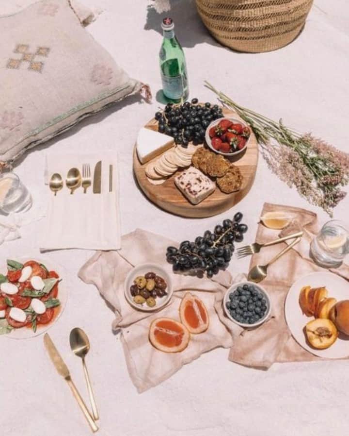 ヤング・ファビュラス&ブロークのインスタグラム：「Picnics are the New Happy Hour! ⠀⠀⠀⠀⠀⠀⠀⠀⠀ ⠀⠀⠀⠀⠀⠀⠀⠀⠀ ⠀⠀⠀⠀⠀⠀⠀⠀⠀ ⠀⠀⠀⠀⠀⠀⠀⠀⠀ #yfbclothing #yfb #youngfabulousbroke #mood #socialdistancing」