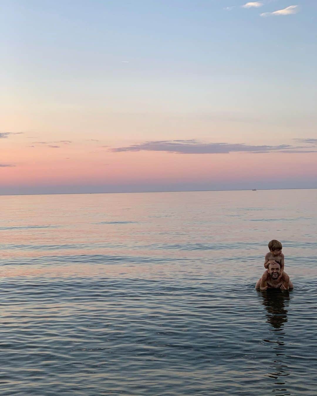 クレア・コフィーのインスタグラム：「it’s all those negative ions, man」