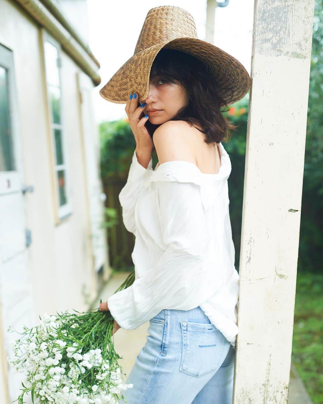 花盛友里のインスタグラム：「Shooting for @yanuk_official  佐田さんとyanukさんのコラボデニムヴィジュアル撮影させてもらいましたー！ わたしも履かせてもらったんだけど、シルエットはもちろんのこと、履き心地が良すぎて感動ー！ 今日の正午から発売開始みたいなのでぜひチェックしてみてね♡」