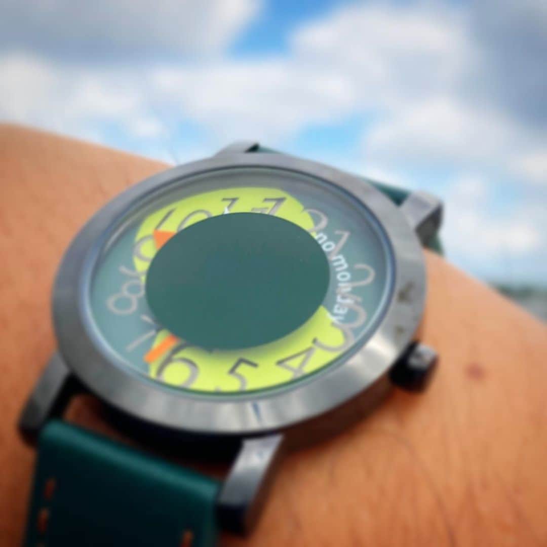 vo_coのインスタグラム：「⌚️ @nomonday_jp から暑い夏の日差しに映えるカラーの時計が届きました！ めっちゃ夏向き！🌻 #PR #nomonday#ノーマンデー#腕時計#時計#手元倶楽部  クーポンコード 『vocogzc』 使用で10パーセントオフになります！」