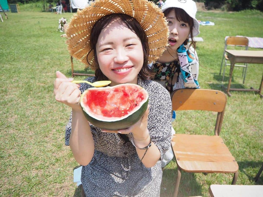 白井奈津さんのインスタグラム写真 - (白井奈津Instagram)「#いつもの夏  郡上踊りとか篠島フェスとかフジロック行く時必ず食べるおにぎり（東海エリアじゃないけど）とか  夏に1番思い出が多い気がする🌻 あと、夏一緒に過ごす人たちはガチガチの仲良しで特別で一生だいすき✌️💕  #今日のZIPFMは #カルチャーDAY #いつもの夏 #↑つけてツイートまたはインスタあげてくれた人の中からオリジナル名古屋扇子プレゼントだよ😚 #あげてあげて〜 #zipfm @zipfm77.8」8月7日 10時51分 - shirai_natsu