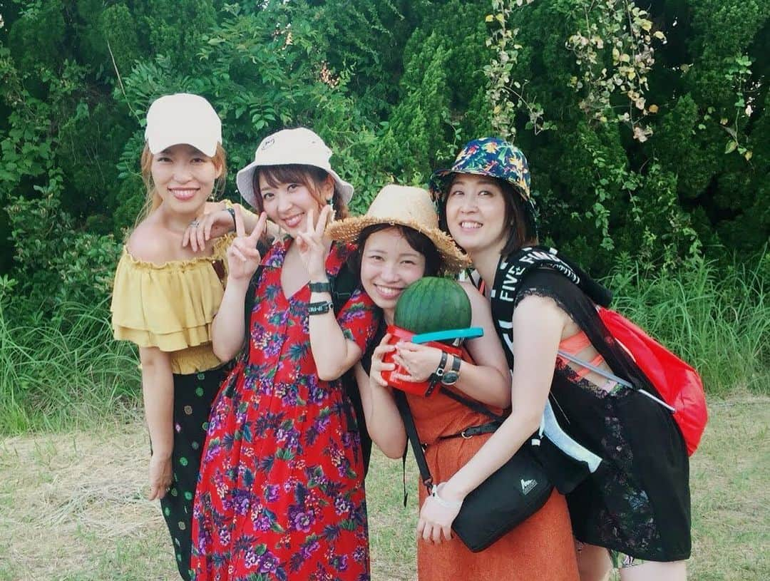 白井奈津さんのインスタグラム写真 - (白井奈津Instagram)「#いつもの夏  郡上踊りとか篠島フェスとかフジロック行く時必ず食べるおにぎり（東海エリアじゃないけど）とか  夏に1番思い出が多い気がする🌻 あと、夏一緒に過ごす人たちはガチガチの仲良しで特別で一生だいすき✌️💕  #今日のZIPFMは #カルチャーDAY #いつもの夏 #↑つけてツイートまたはインスタあげてくれた人の中からオリジナル名古屋扇子プレゼントだよ😚 #あげてあげて〜 #zipfm @zipfm77.8」8月7日 10時51分 - shirai_natsu