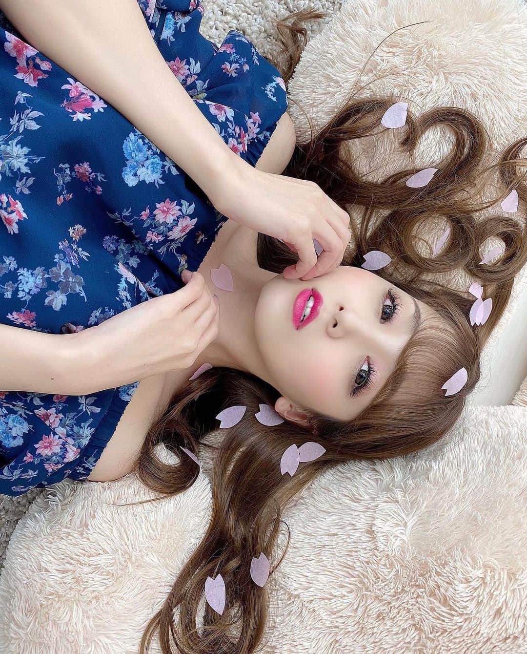 友田彩也香のインスタグラム：「おはよ🥺🌸🌸﻿ ﻿ ﻿#goodmorning #早上好 #안녕﻿ #インスタグラビア #instagravure﻿ #Japanese #japanesegirl ﻿ #sexy #Photo #gravure #shooting﻿ #follow #followme #flowers #sakura」