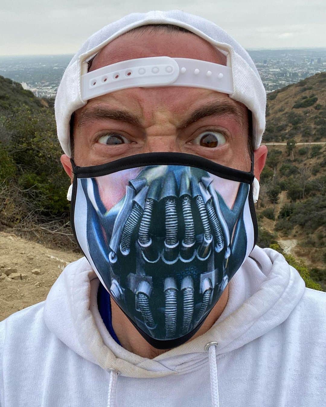 ケヴィン・スミスのインスタグラム：「“No one cared who I was ‘til I put on the mask...” Exercise is the bane of my existence. Even still, I’m back to regular @runyoncanyon hikes. #KevinSmith #bane #runyoncanyon #50 #thefirerises #thedarkknightrises」