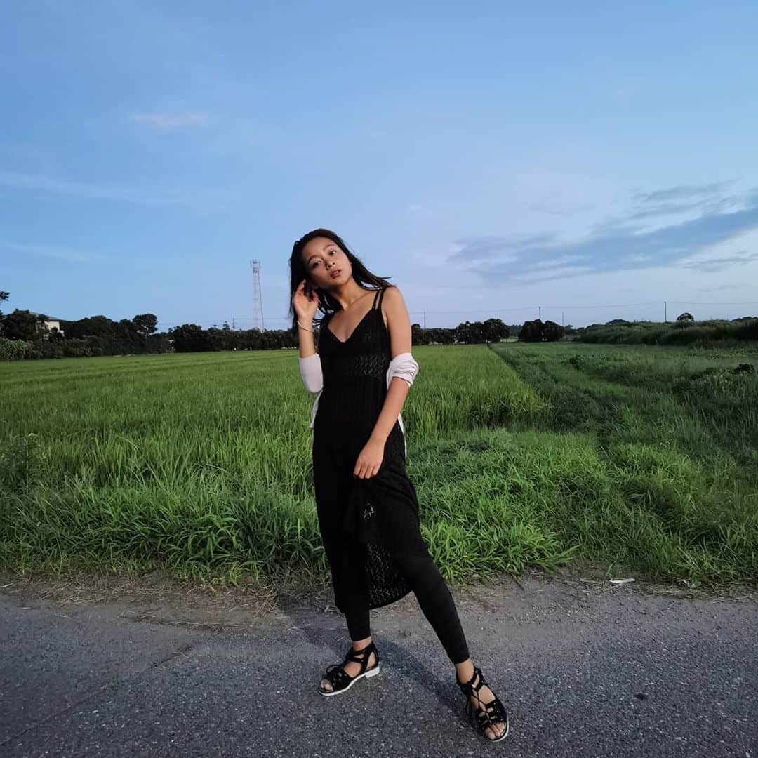 脇田恵子のインスタグラム：「お仕事ではかせて頂いてから虜の @flamingo.leggings #フラミンゴレギンス ９月１日に発売します🤗❤️ 最近メンタル切り替えでのんびりシーズン心を豊かにキャンペーン中なので それに伴いメンテナンス抜きまくりの脇田です👶🏾。  バタバタ動き回って忙しくマッサージできないような日でもこれさえ履いていれば浮腫み防止にもなるし最近のお気に入りです😎！ 撮影の移動着にしたり、あまり外出できない時の運動不足解消だったり、動きやすくカバーする範囲も広いのでトレーニングwearの代わりにして効果up🤗 洋服のコーデでボトムが決まらないなんて日にも😊 ここぞって時じゃなくて気にせず日常使いできる合わせやすいデザインなので身体のラインを崩さない様にするためにもヘビロテしてます🥰🥰👌  パッケージも可愛いのでプレゼントにもいいですよ🤗✨ 畑ロケーション最高かっこよ😇」
