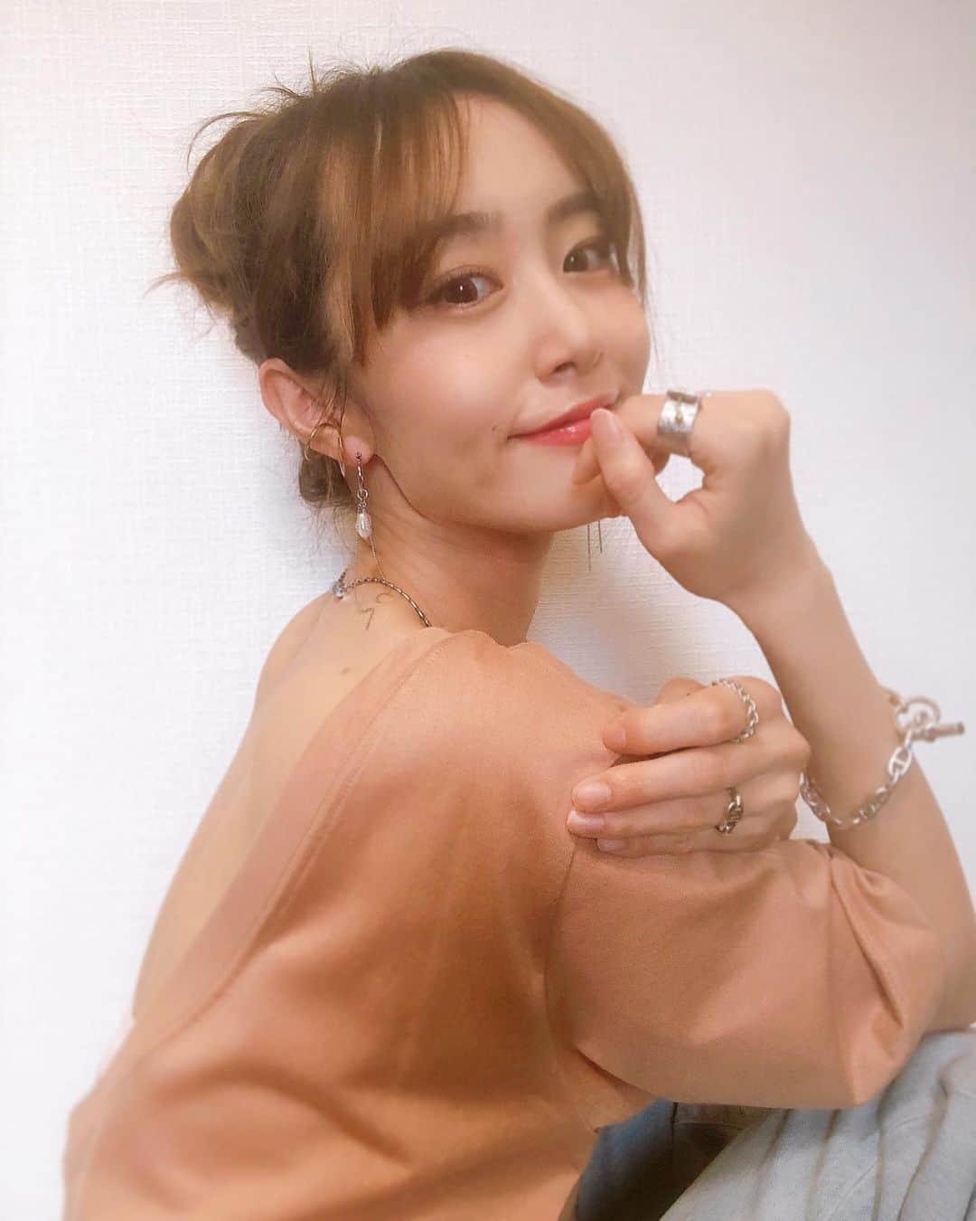 のインスタグラム：「ゴム1個&ヘアピン1本で時短簡単お団子ヘアー🙋🏼‍♀️💜 これに限るー👏 ・ #お団子ヘア  #時短ヘア  #簡単ヘアアレンジ  #お団子アレンジ  #目線の先にあんよで向かってくる娘 ・ ・ ・ ・ #ootd #ootdfashion  #新米ママ #ママコーディネート #ママコーデ #ママファッション  #生後10ヶ月  #ママスタ  #ママスタイル  #女の子ママ #女の子のママ #ママライフ  #ママさんと繋がりたい  #ママ友募集 #ママリ #ママライフ #ママ #ママタス #mamagirl #ママガール #ママライフカメラ #ママ撮  #mamafashion」