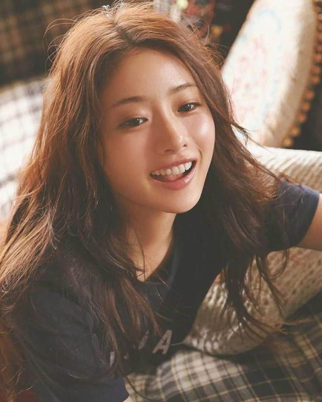 石原さとみ ファンアカウントさんのインスタグラム写真 石原さとみ ファンアカウントinstagram 可愛すぎる最高 ２枚目みたいに壁紙にすると可愛い 是非参考にしてみてくださいね フルサイズが欲しい方コメントください 石原さとみ さん 可愛い 壁紙 前髪