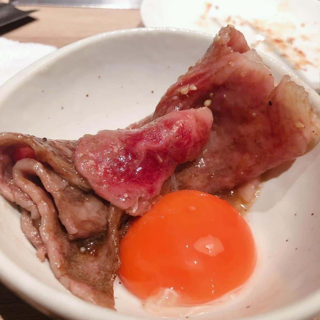 梅本晋也さんのインスタグラム写真 - (梅本晋也Instagram)「サーロインをご飯の上に乗っけて、こんな綺麗な卵かけたらまずいわけがない…  @yakiniku_hiraku  #おうち #おうち時間  #おうちごはん #うめぐらむ #ウメログ #コロナ #終息 #嘆願 #おうちcafe  #ころなにまけるな #おうちカフェ #趣味 #がんばれニッポン #がんばれ日本 #牛#黒毛和牛 #焼肉 #万葉牛 #焼肉パーティー  #ダイエット #ダイエッターさんと繋がりたい  #ダイエット記録  #渋谷 #上等 #上等焼肉 #ひらく」8月7日 10時58分 - umegram31