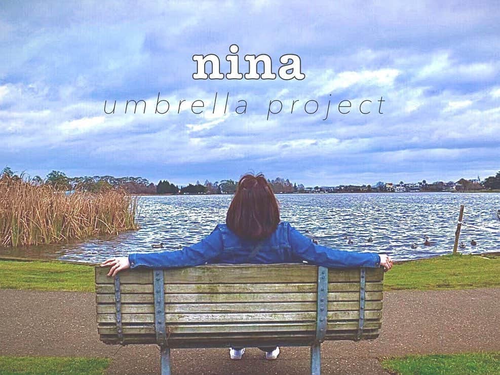 岡村咲さんのインスタグラム写真 - (岡村咲Instagram)「皆さんこんにちは！今日は8月7日、28歳の誕生日です😊いつもサポートをありがとうございます❤️28歳になったこの日に、とっておきのお知らせがあります✨. 本日から、nina(ニナ)  @nina_umbrella_project  と言うストアの名前で、私の作ったハンドメイドアクセサリーをオンラインストアで販売することになりました❗️実は何ヶ月も前から着々とこの日のために準備をしてきていました。ninaのホームページや公式インスタグラムにも、詳細については書いていますが、ただアクセサリーを作って売るだけ、ではありません。このアクセサリーの売り上げの一部を使って、私と同じ病気の方に、先日から私もプライベートで使用している、遮光100%の晴れ雨兼用日傘を寄贈すると言う、大きな目的、nina umbrella projectを始動します。遮光100%の日傘、と、言うものを自分が実際に使ってみて、自分の人生が以前よりも彩り豊かになりました❗️日中の外出をすることが以前は心細く、その後の体調が苦しい、と言うことが常に付きまとい辛かったです。それが完全にゼロになるわけではありませんが、この日傘が、私にとって少しの安心感をもたらしてくれているんです。この傘は普通の傘と比べてお値段も張りますし、使ってみないと分からない、と言う所から私もなかなか手が伸びなかったのは事実です。ただでさえ、病気が原因でお仕事も出来ないまたは縮小する事になる病気ですし、通院や治療に沢山のお金がかかります。そんな中、自分が知識のほとんどない日傘、もしかしたら良いかもしれない日傘に、1万円以上のお金を投じてみると言う冒険はなかなか出来ませんでした。何より、この病気は若年層の女性に多いと言うことも理由の一つです。私は日傘を宣伝したいわけではなく、ただ、1人の患者として、思い切って手に取った日傘に安心感を貰い、少しでも楽に、外出がしやすくなった、と言う体験を、1人でも多くの悩める患者さんにも体験してほしい、そんな思いからこのプロジェクトを始動しました。小さな事ではありますが、ninaをきっかけに、SLEと言う病気を知ってもらったり、umbrella projectに賛同して頂き沢山の患者さんに日傘を届ける手助けをして頂く、そして、日傘を受け取った患者さんの笑顔を、みんなで喜ぶ。そんな、素朴だけど、大きな笑顔の輪を作ることが私の目標です。ハンドメイドアクセサリーも、私なりにこだわりを持って制作しています。決して、プロジェクトに賛同したおまけ、では無く、長くninaのアクセサリーを愛用して頂いて、このプロジェクトに参加した事を思い出として記憶に留めてほしいですし、何より、私の作ったアクセサリーを着用して、笑顔の溢れる毎日を過ごしてほしいです✨プロゴルファーの私が、いきなりアクセサリーを作って、自分と同じSLEの患者さんに日傘を寄贈したい。とっても違和感のある展開かと思いますが、28歳のまだまだ未熟な私が、今出来る最高の行動がこれでした。どうか、1人でも多くの方にご賛同頂けるよう、努力します。制作するアクセサリーの素材も、比較的金属アレルギーが出にくいと言われる14kgfをベースに使用し、長く愛用して頂けるようこだわりました❗️詳しくは公式インスタグラムからホームページをご覧ください。 #ninaumbrellaproject #14kgfピアス  #nina #sakiokamura #岡村咲 #ハンドメイドアクセサリー #ピアス #プロゴルファー #全身性エリテマトーデス #日光過敏症 #指定難病 #膠原病」8月7日 11時02分 - sakiokamura_official